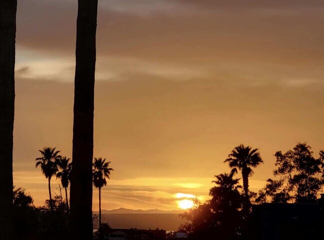 Building Photo - Large townhouse located on the golf course...