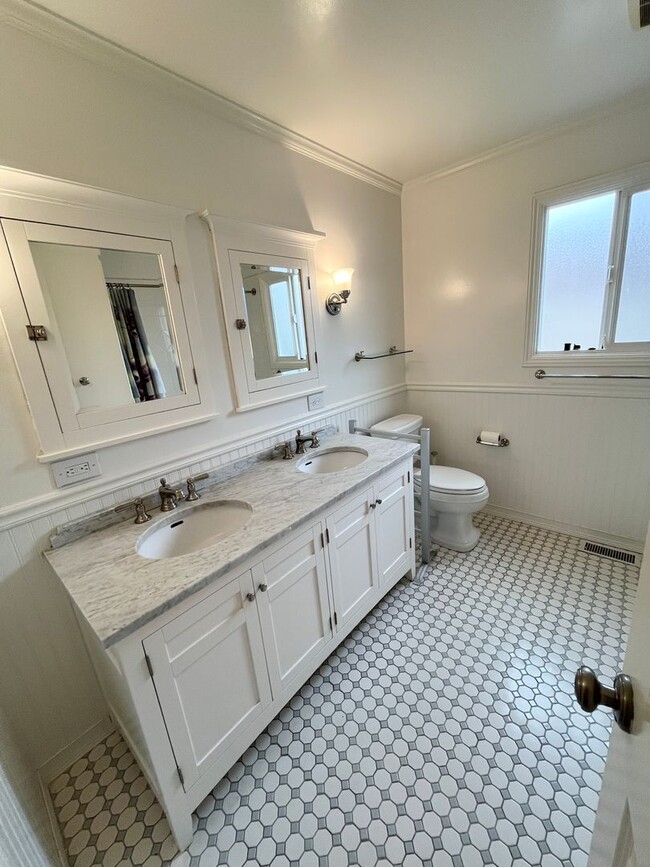 Building Photo - Spacious and Centrally Located, Pet Friend...