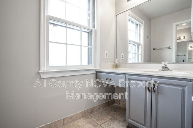 Building Photo - 1203 Michigan Ct