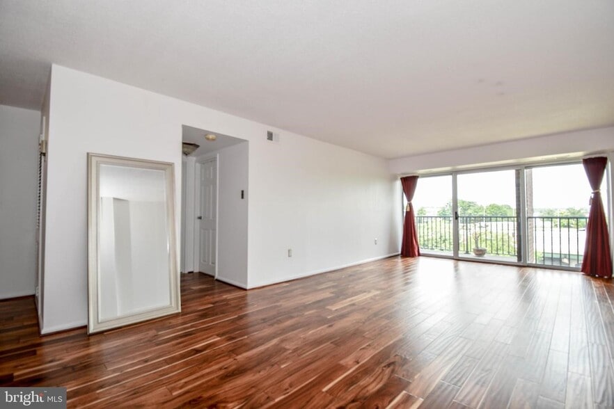 Living room with access to balcony - 1300 Army Navy Dr
