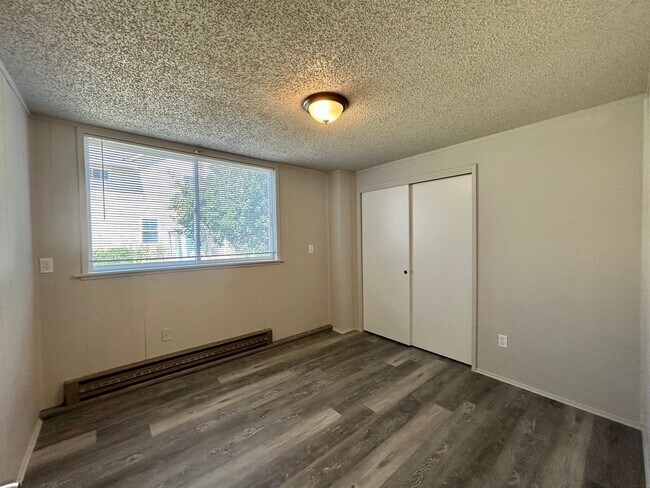 Building Photo - 603 E 3rd Ave