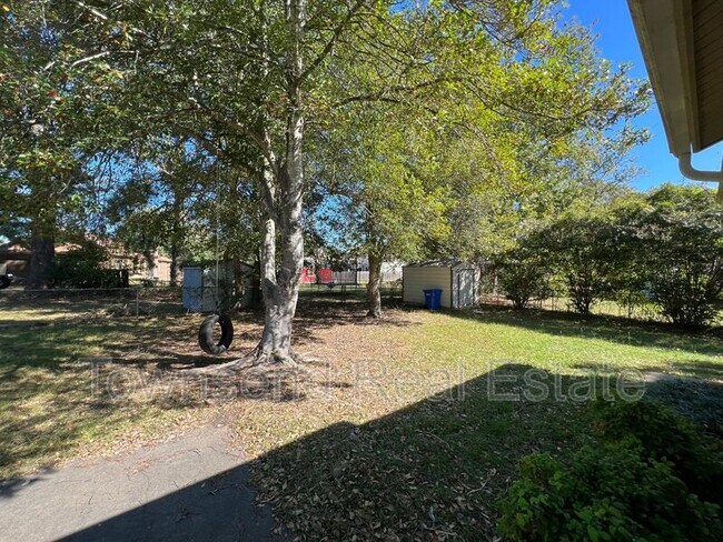 Building Photo - 6204 Lakehaven Dr