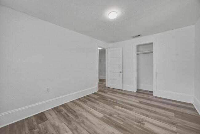 Building Photo - 1216 W 24th St