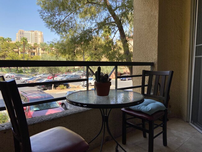 Building Photo - Spacious fully furnished 1 bedroom condo l...