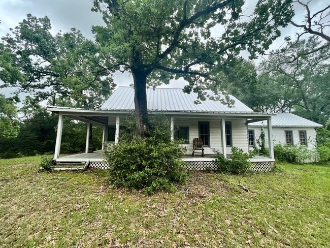 Building Photo - Beautiful 3/2 Farmhouse on Acreage