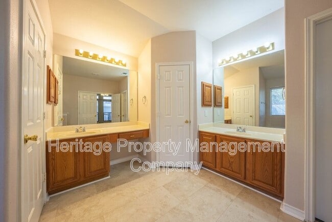 Building Photo - 1435 Bluff Forest