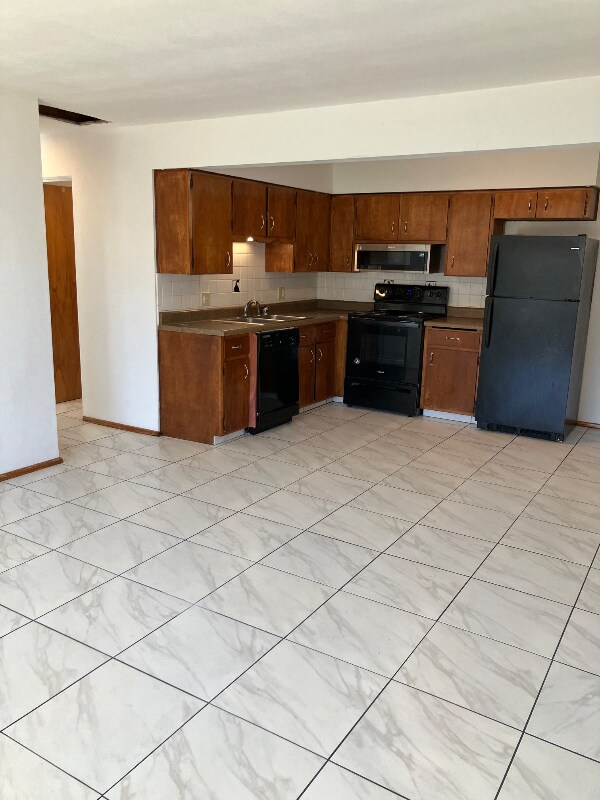 Building Photo - 223 Anderson Ln