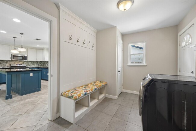 Building Photo - 10303 Greenwillow Dr