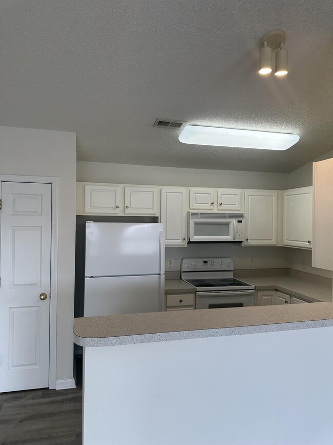 Building Photo - 6112 Hedgecock Cir