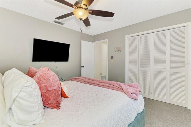 Building Photo - 2221 Pine View Cir