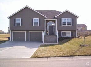 Building Photo - 2301 Magnolia Dr