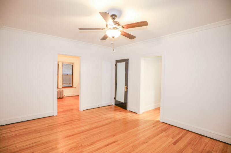 Building Photo - 2217 W Montrose Ave