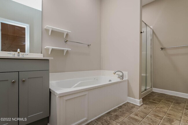 Building Photo - 533 Village Green Dr