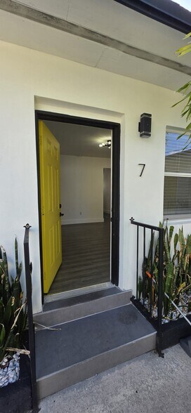 Building Photo - 2489 SW 27th St