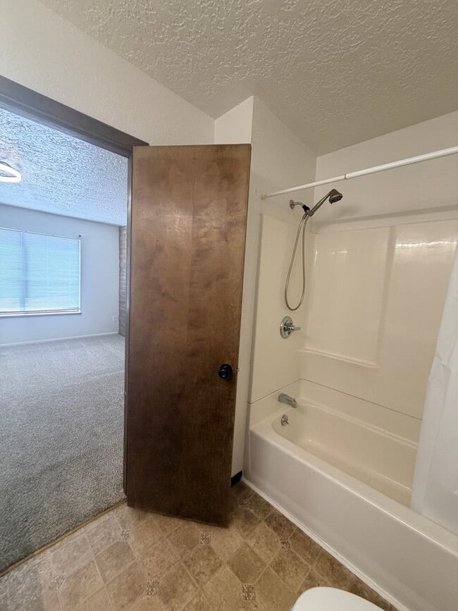 Building Photo - 3 Bedroom Townhouse