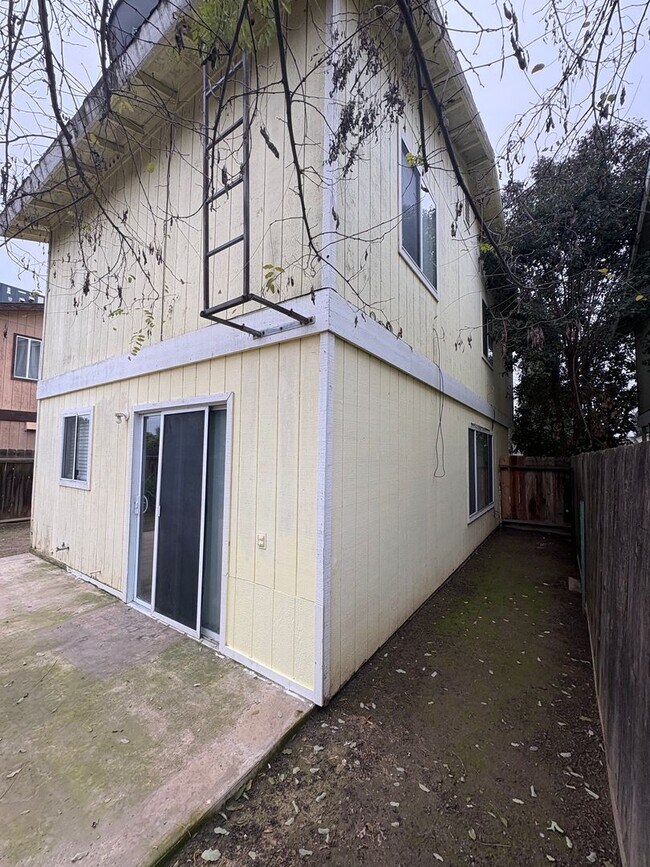 Building Photo - 2 story house in NW Visalia Available Now