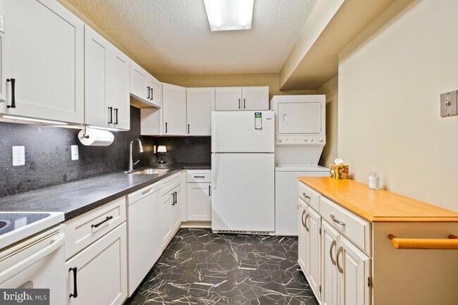 Building Photo - 15101 Interlachen Dr