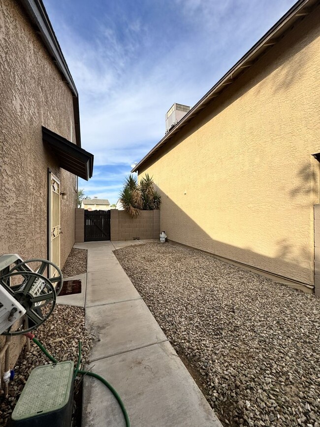 Building Photo - Great 3 bedroom 2 bath culdesac lot with fireplace