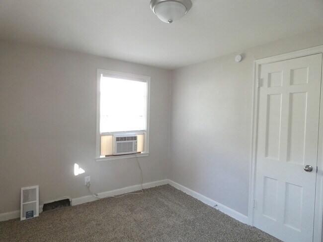 Building Photo - Beautiful Duplex in North Kansas City!