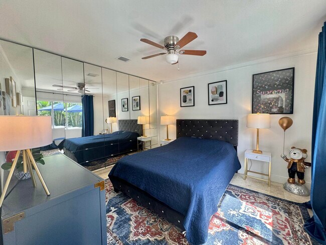 Building Photo - 1728 NE 40th St