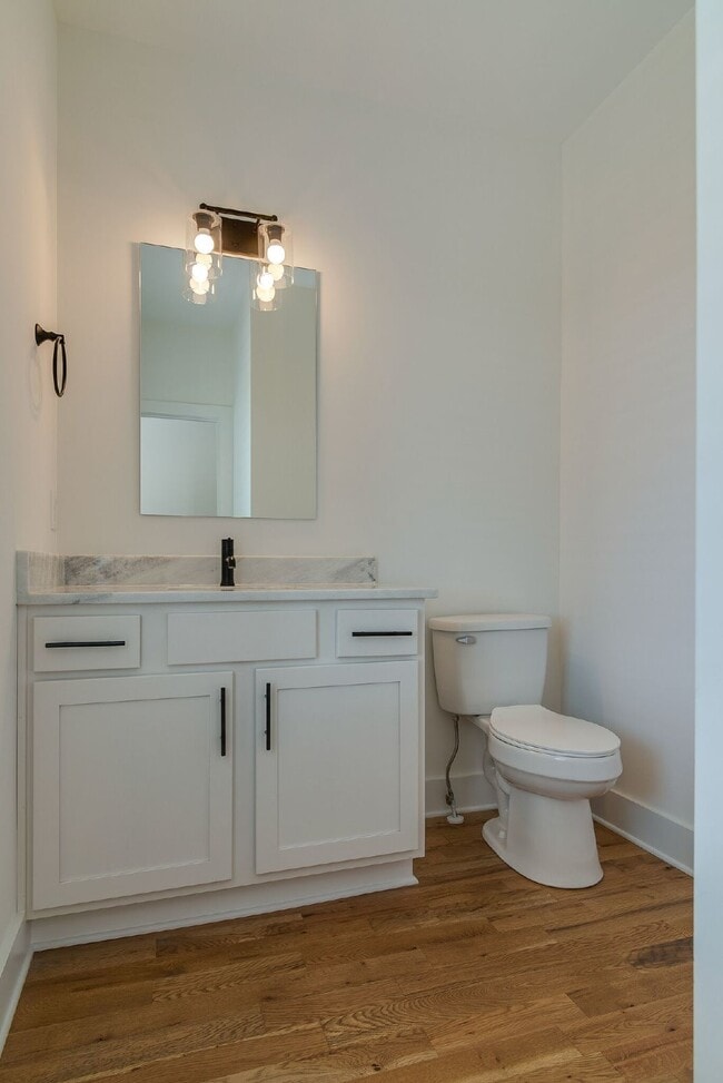 Building Photo - Amazing 3 bed 2.5 w/fenced yard. 10 min fr...