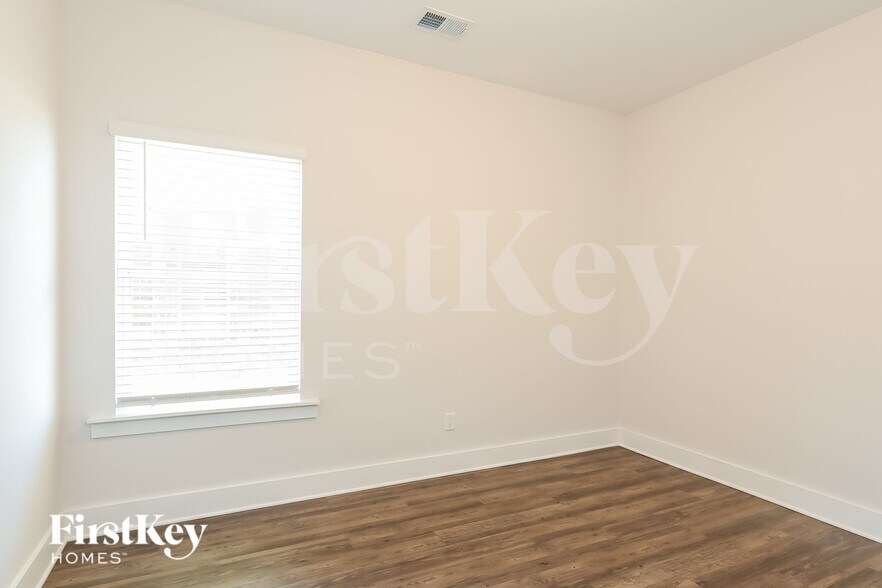 Building Photo - 1414 Woodridge Pl