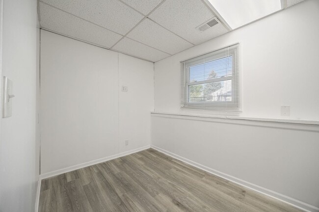 Building Photo - 380 N Walnut Ln