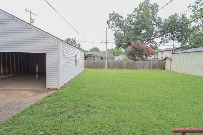 Building Photo - Beautiful Brookside duplex unit - NO PETS