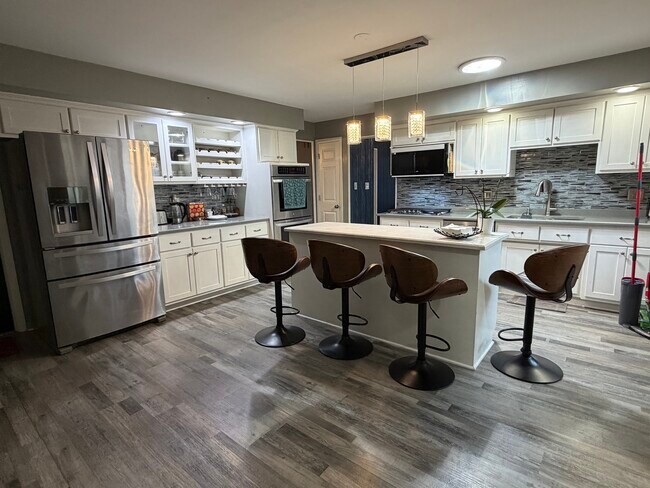 Building Photo - 15558 Larkspur Ln