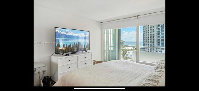 Building Photo - 400 S Pointe Dr