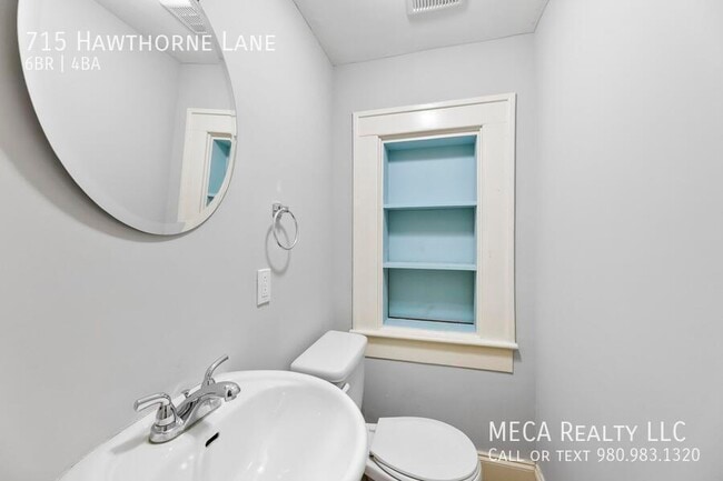 Building Photo - 715 Hawthorne Ln