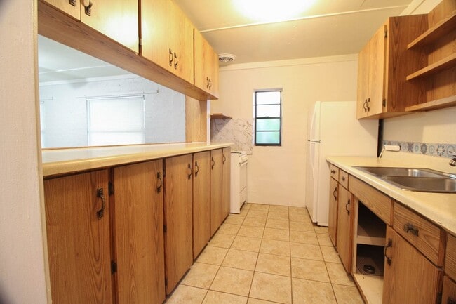 Building Photo - 3255 Clemwood Dr