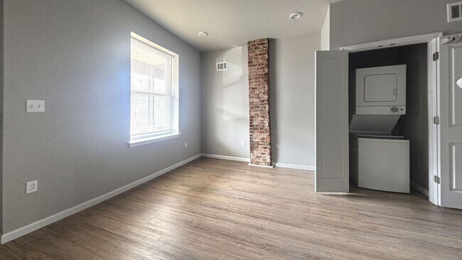 Building Photo - Modern Philadelphia Gem with Exposed Brick & Washer/Dryer