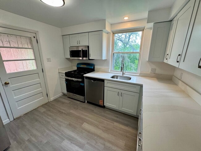 Building Photo - Charming 4 Bed 1.5 Bath house with BRAND NEW KITCHEN!!!