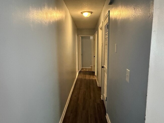 Building Photo - Freshly Painted 2Br 2Ba Duplex