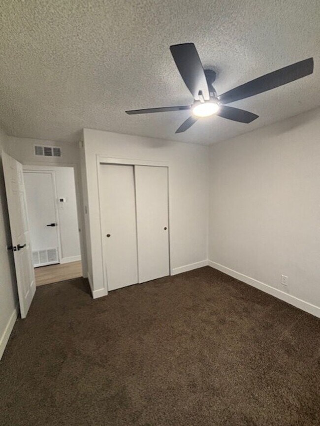 Building Photo - Clean 3 Bedroom / 1.5 Bathoroom House in T...