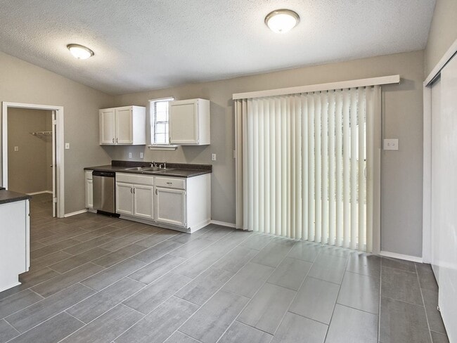 Building Photo - UPDATED 3 beds, 2 baths on cul de sac.