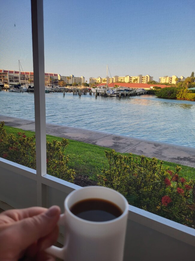 Building Photo - 7930 Sun Island Dr S