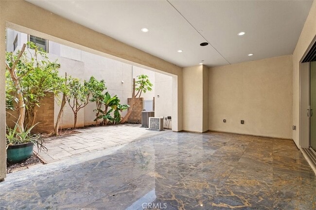 Building Photo - 123 Interval