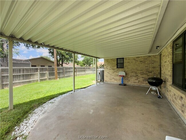 Building Photo - 2525 Willow Bend Dr