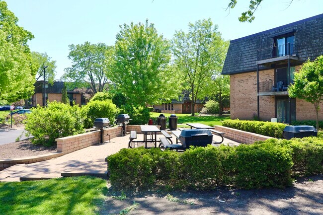 Building Photo - 12 Oak Creek Dr