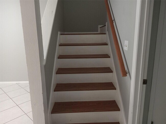 Building Photo - 910 E Meadowmere Ln