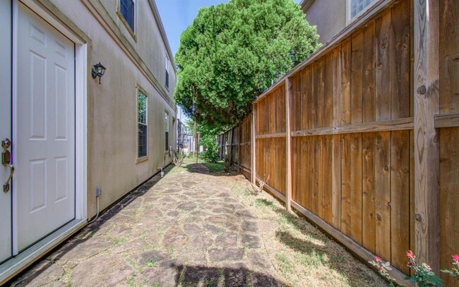 Building Photo - 6855 Bellgreen Dr