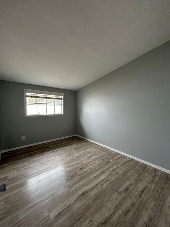 Building Photo - 4 BR/2 BA House