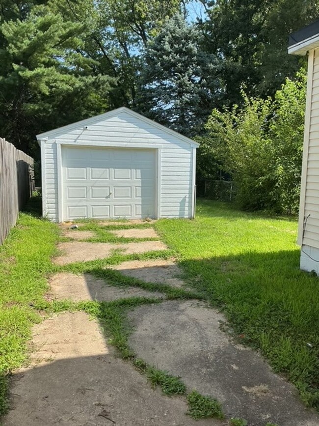Building Photo - 3 Bedroom / 1 Bathroom House in Peoria