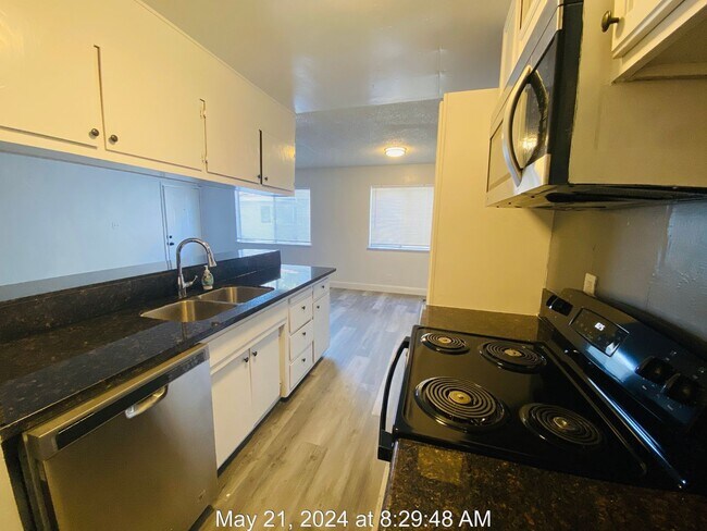 Building Photo - Cozy 2 Bedroom Townhome