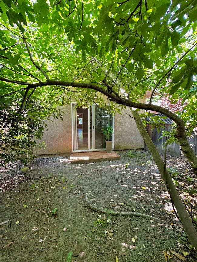 Building Photo - Spacious 1 Bedroom with RIVER TRAIL ACCESS!!