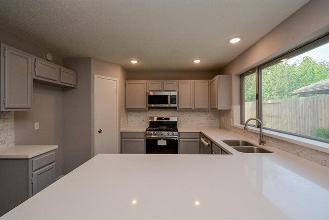 Building Photo - 10302 Tablerock Dr