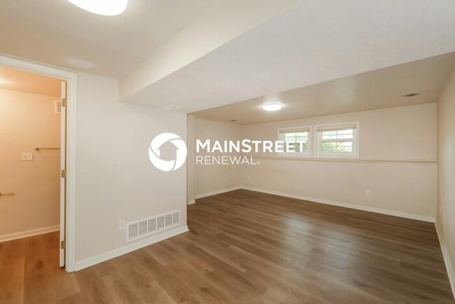 Building Photo - 3 Bedroom Pet-Friendly Home in Independence, MO with Main Street Renewal