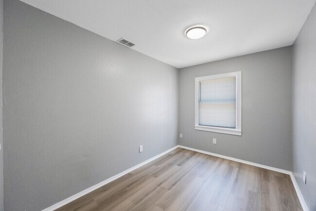 Building Photo - Cute 3bdrm/1bath House ** Section 8 OK ** ...